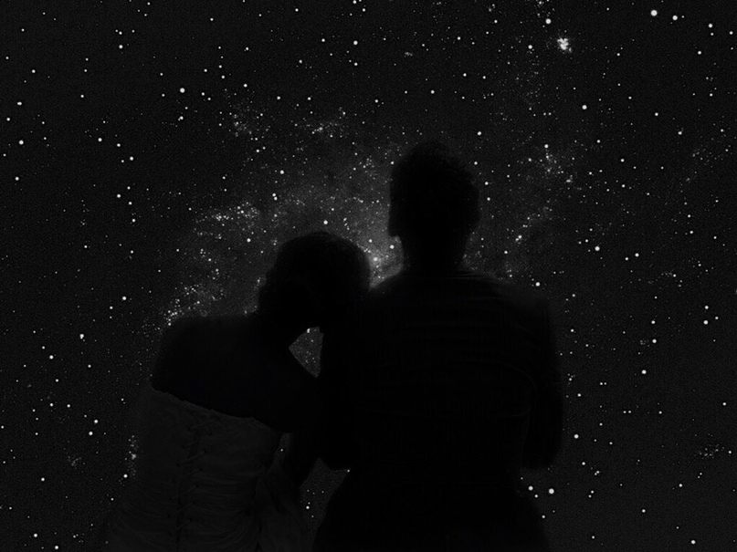 Двое в ночи. Парень с девушкой в темноте. Разлука эстетика. Парень с девушкой ночью. Пара на фоне звездного неба.