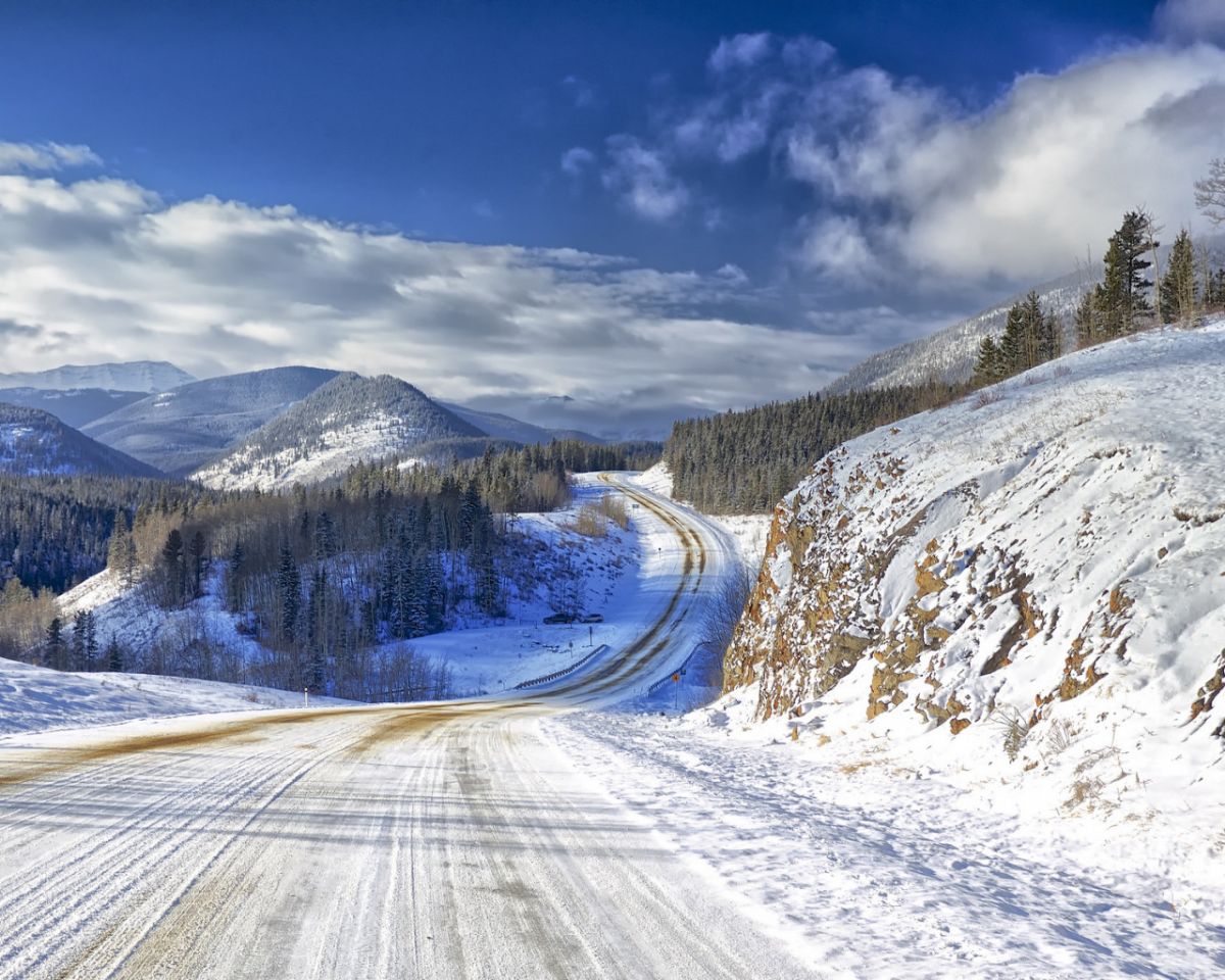 Позёмкой вдоль дороги ветерок