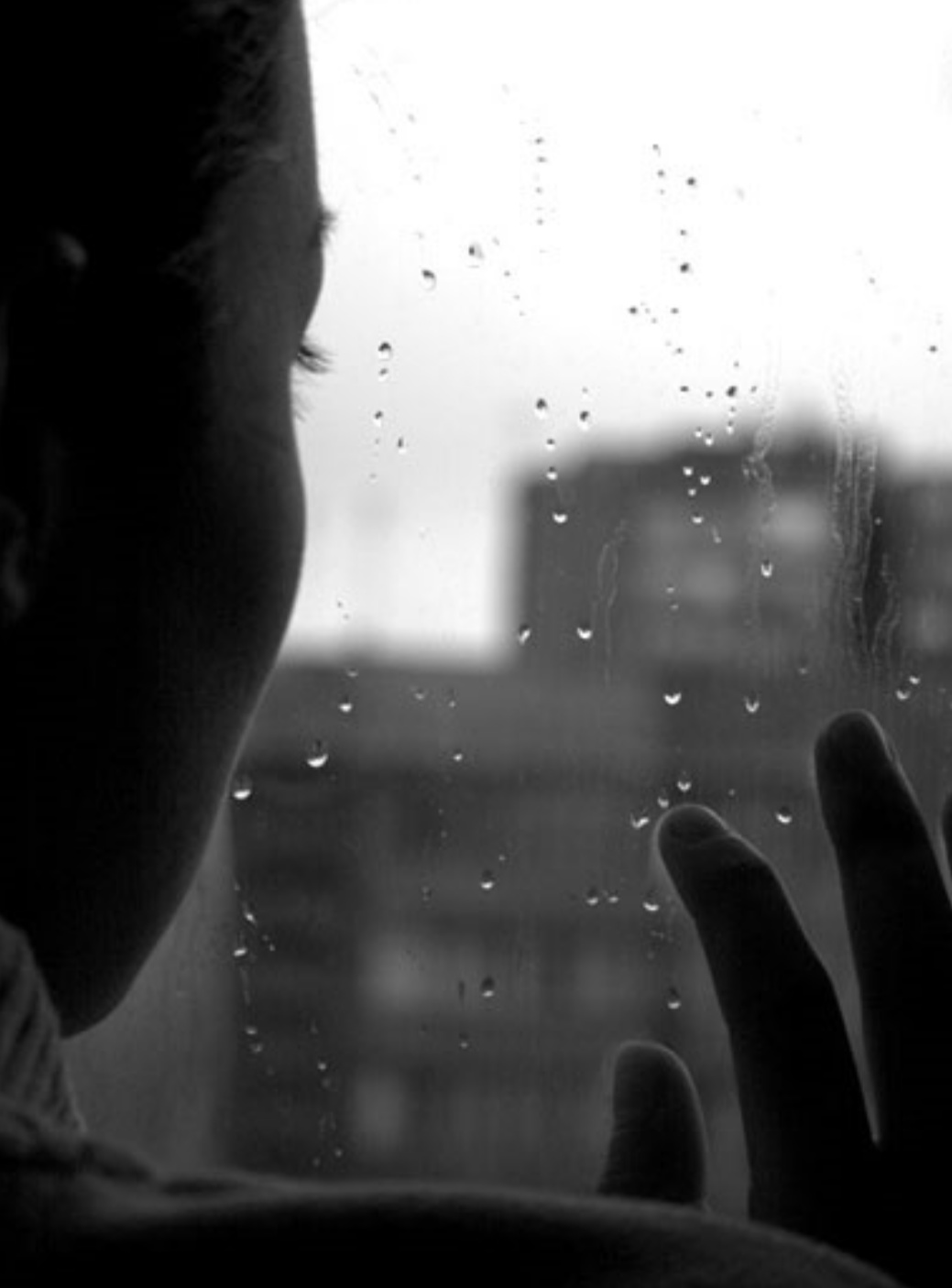 Плачешь у окна по нему скучаешь. Девушка у окна дождь. Девушка грустит у окна. Девушка у дождливого окна. Девушка за окном дождь.