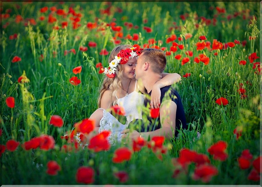 Живи цвети любимый. Романтика на природе. Влюбленные в поле. Двое в поле цветов. Любовь к природе.