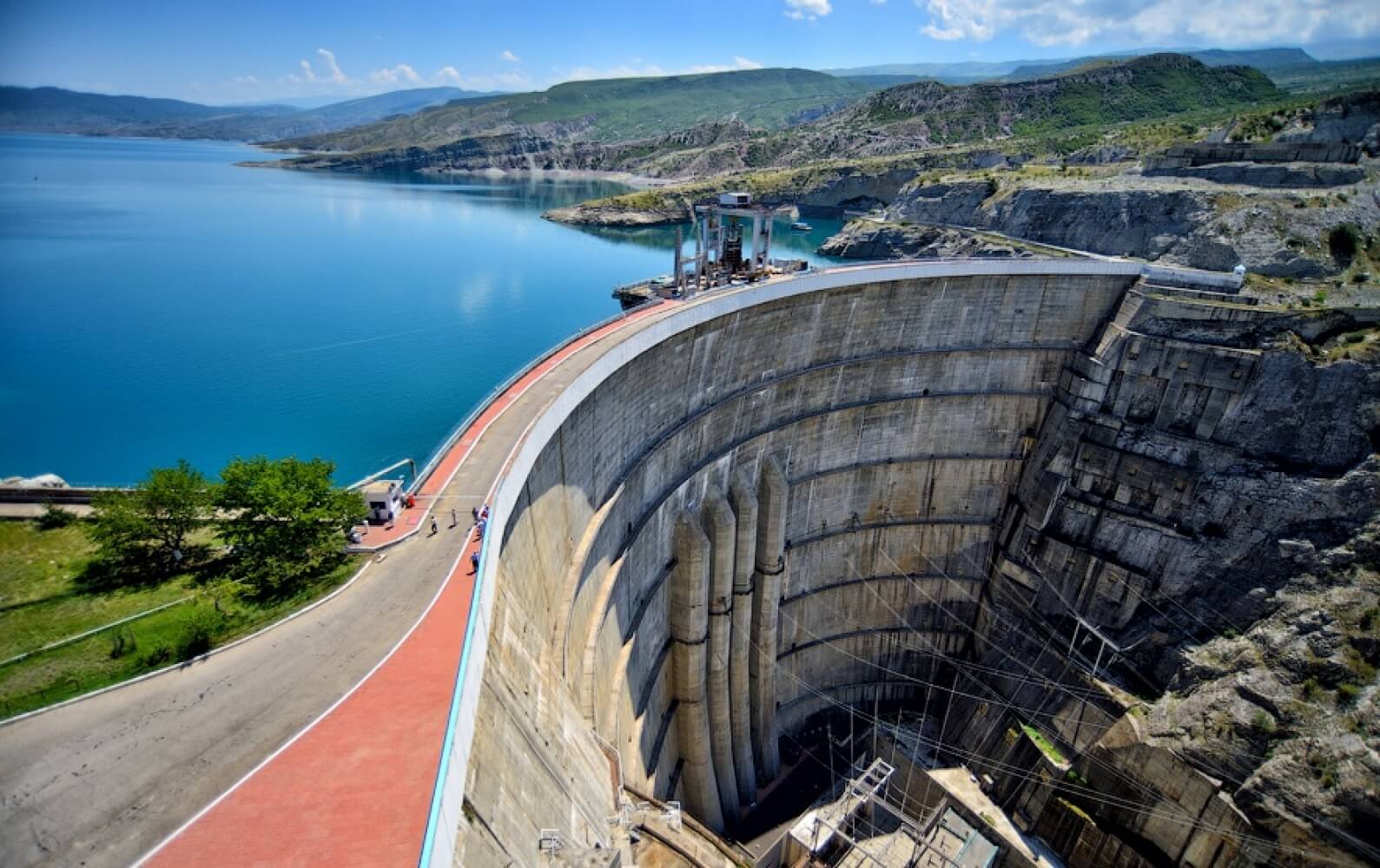 Какие гэс в россии самые крупные. Чиркейской ГЭС - - самая высокая арочная плотина в России -. Чиркейская ГЭС стройка. Чиркейская ГЭС В Дагестане. Чиркейская плотина.