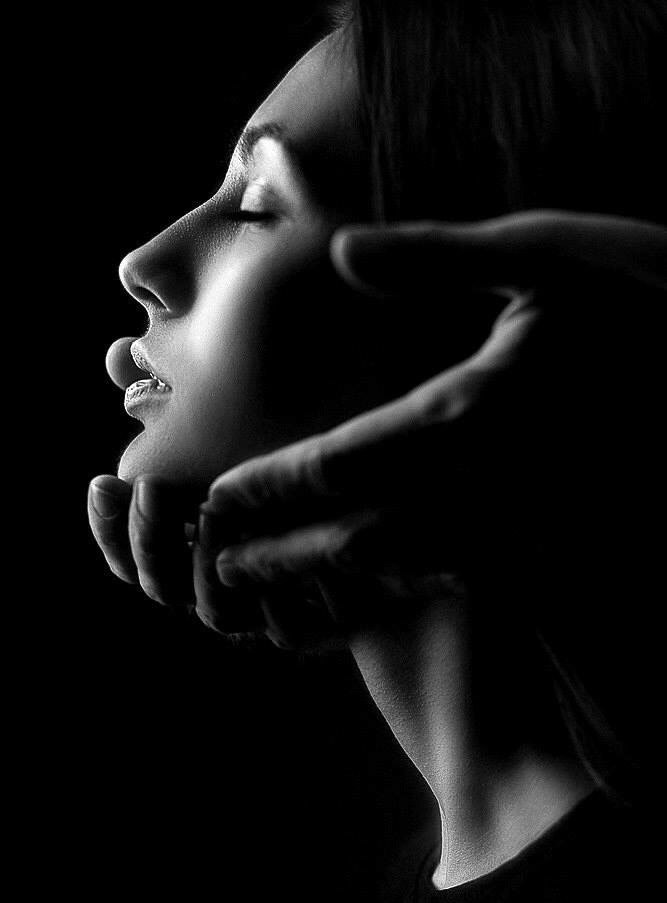 Мужская и женская ладонь. Черно белое чувство. Чувство черно белые картинки. Черно белое чувство. Страсть черно белое.