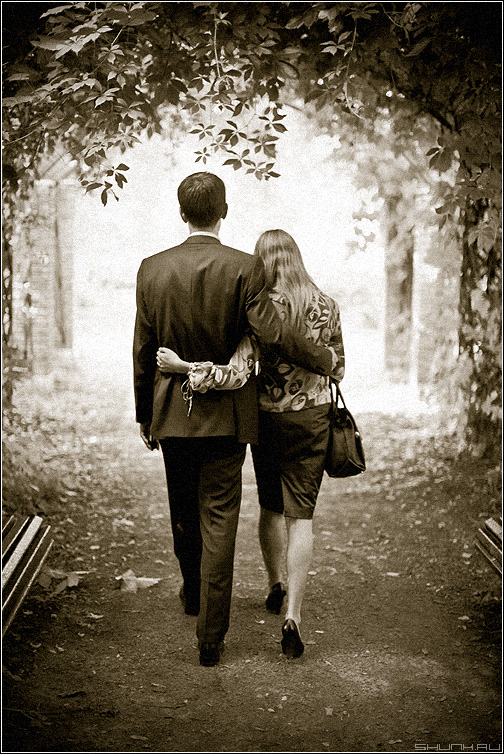 Двое на пороге. Пара у окна. Влюбленные в ночном городе. Порог. Двое на крылечке.