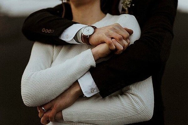 Снег серебрится на твоих висках...