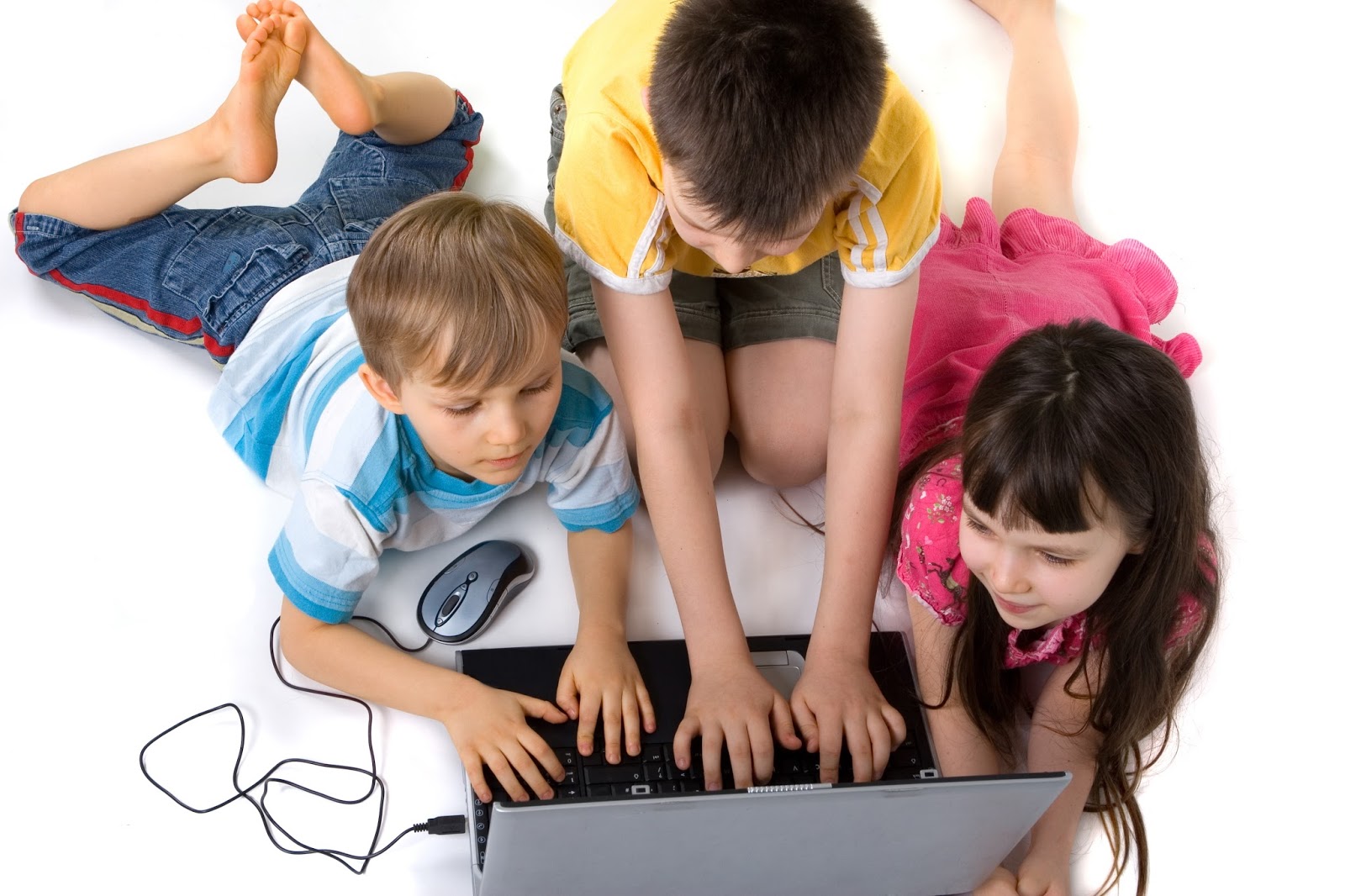 Время играть интернет. Дети за компьютерными играми. Детям об интернете. Компьютер для детей. Дети играющие в комп.