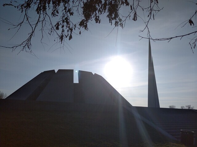 В Цицернакаберде я слушала печальную музыку...