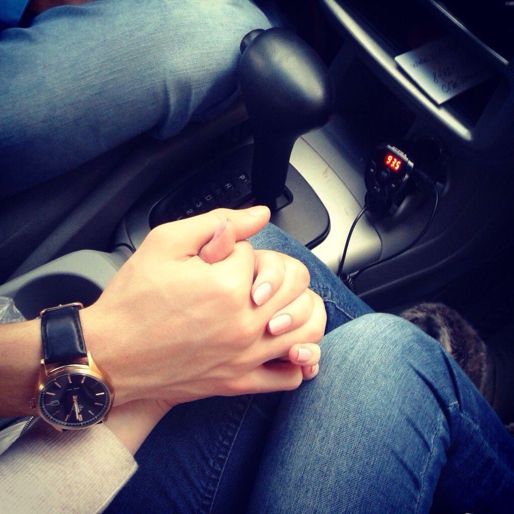 Фото девушки держащей руку парня. Рука в руке. Руки влюбленных в машине. Рука в руке в машине. Держатся за руки.