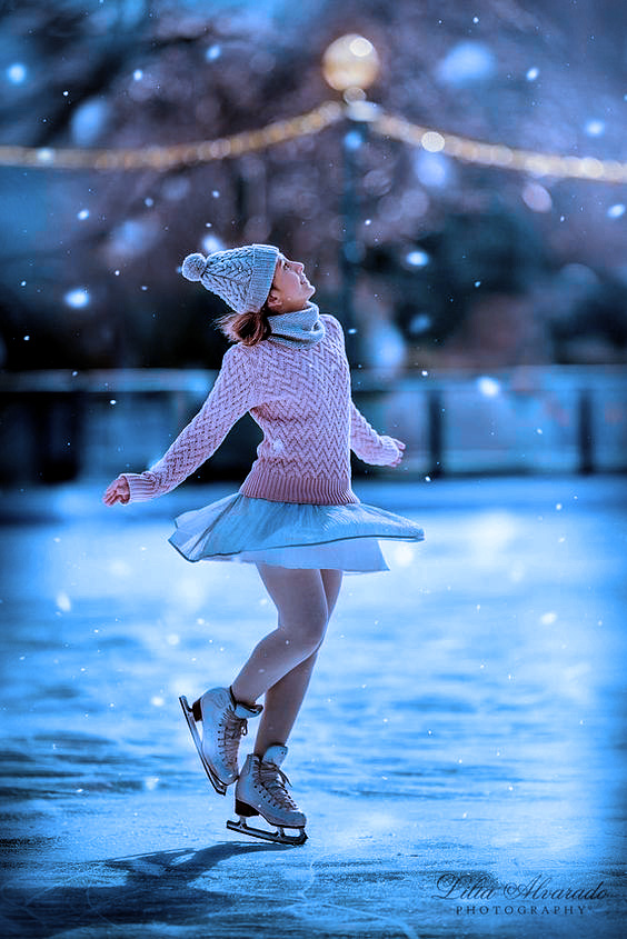 Рисуют коньки вензеля завитые