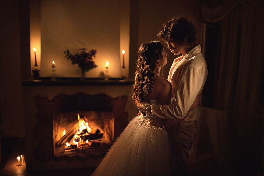 Двое у камина