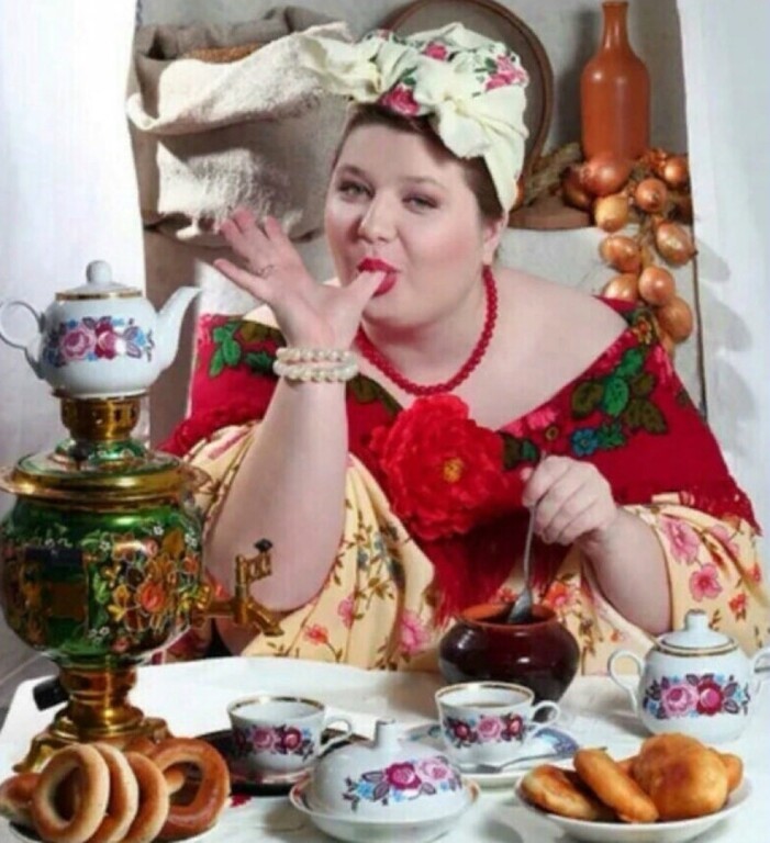 Пила в самоваре. Женщина с самоваром. Баба на самоваре. Русская женщина с самоваром. Чай из самовара.