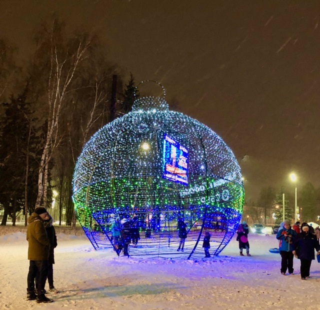 Новогодний город очень яркий...