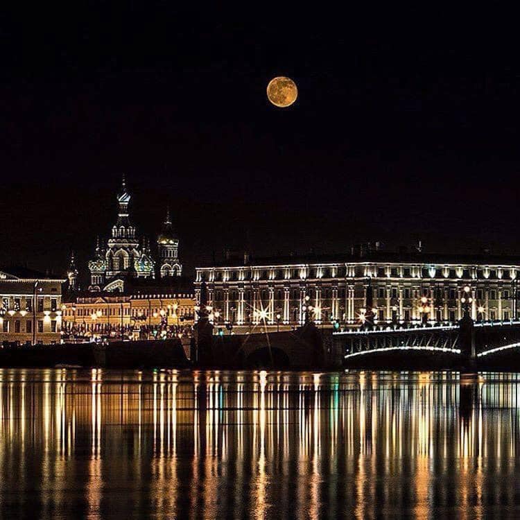 Уехать бы в Петербург...