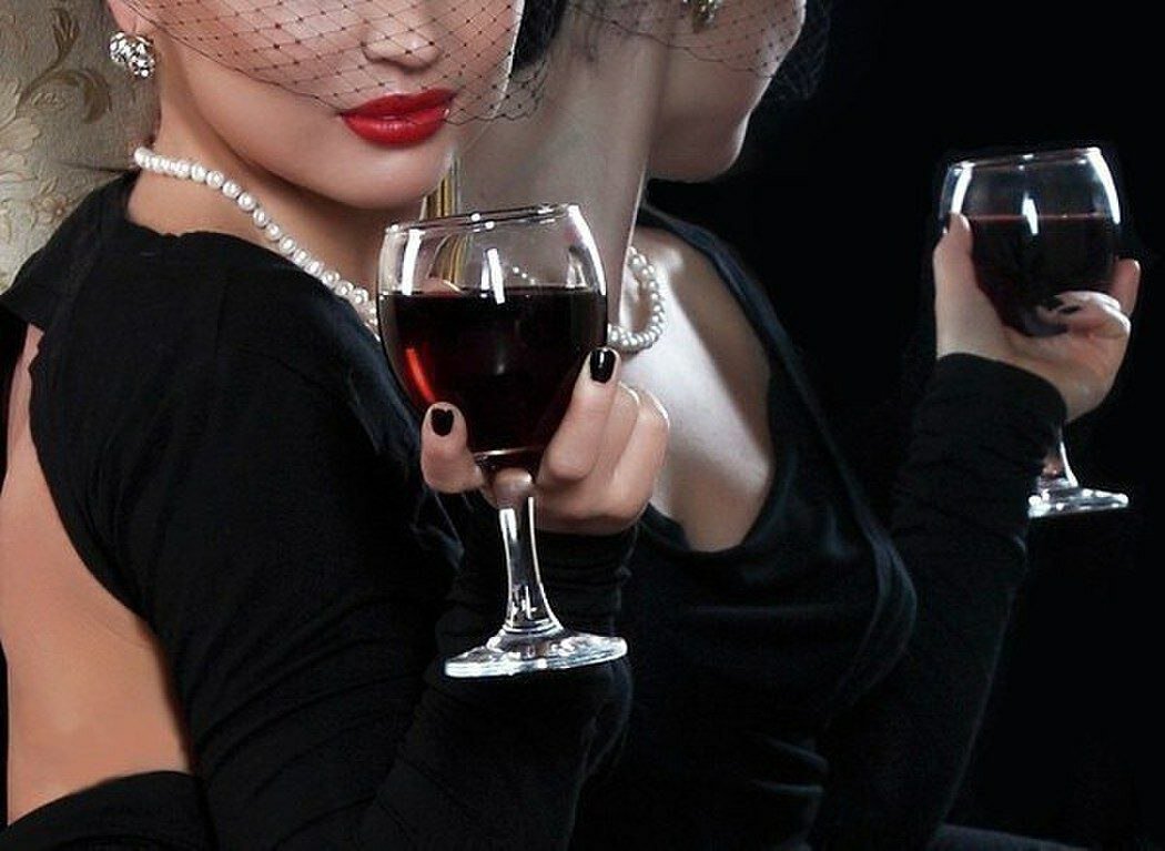 Женщина пьет коньяк. Девушка с бокалом. Девушка с бокалом вина. Девушка с вином. Красивая девушка с бокалом.