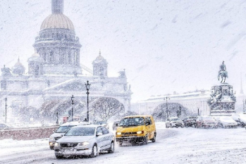 Неделю снегопад не убывает