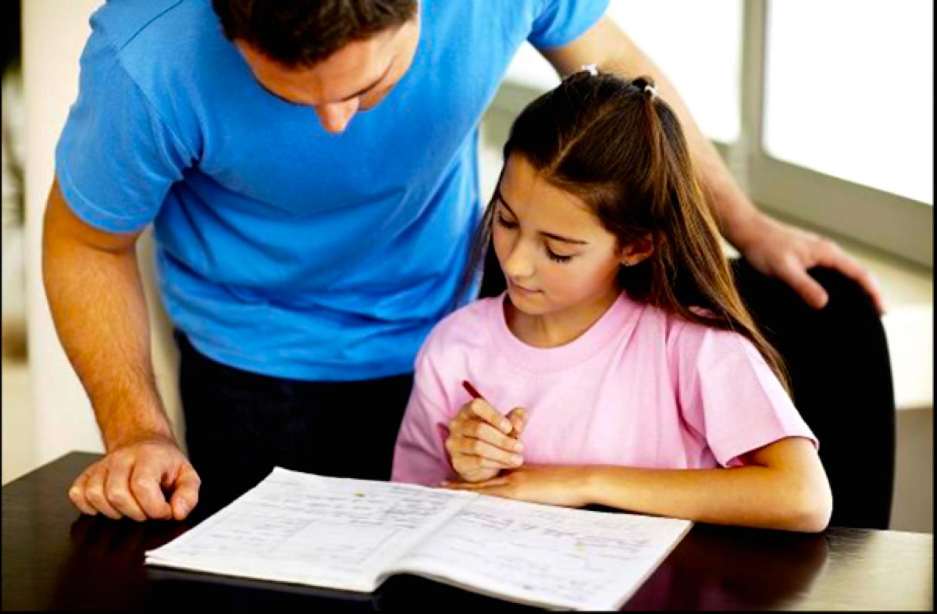 Папа учит дочку заниматься. Ребенок и родитель уроки. Родители и домашнее задание. Родители делают уроки. Родители помогают детям.