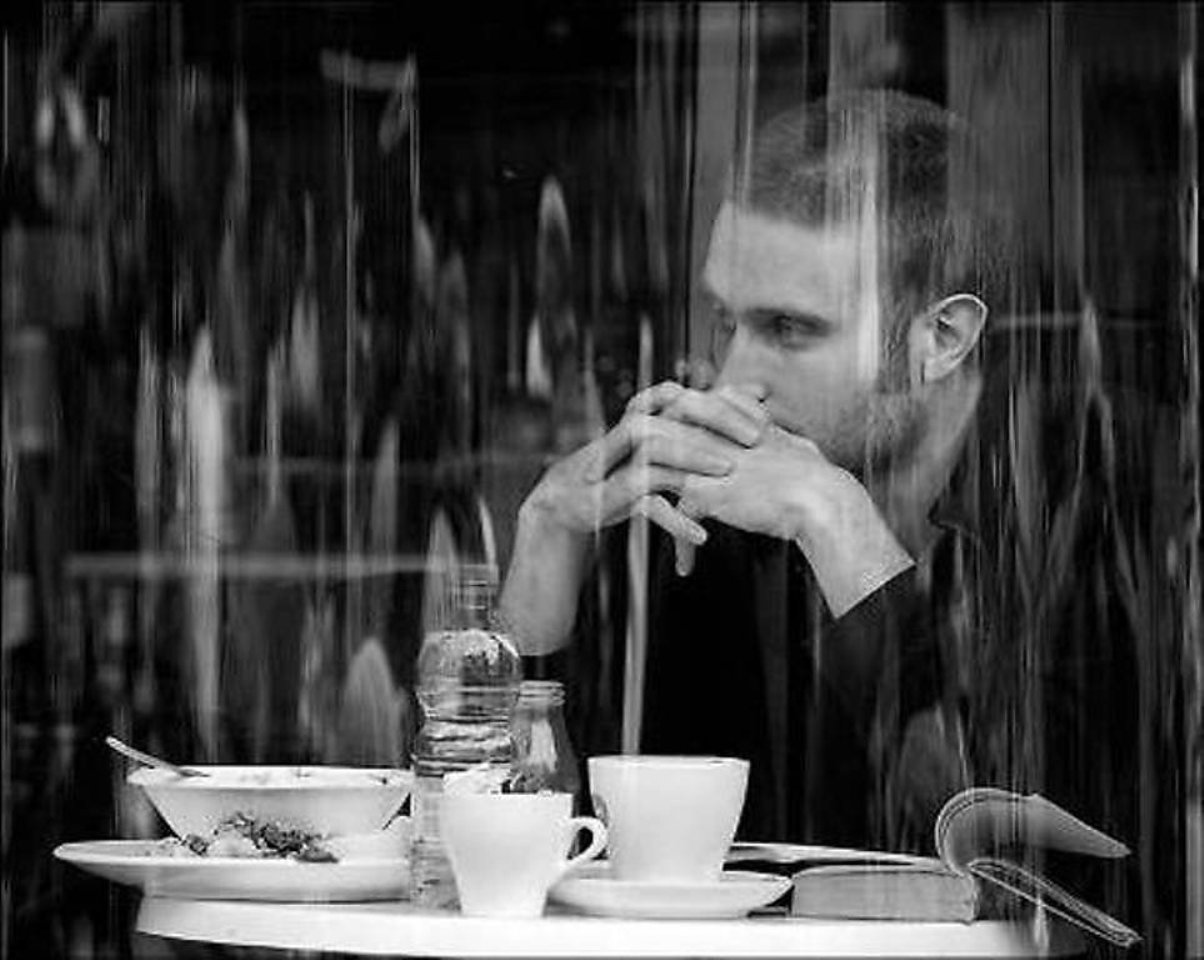 Вечером хочу пить. Одинокий мужчина в кафе. Мужчина за столиком в кафе. Парень в кофейне. Парень за столом.