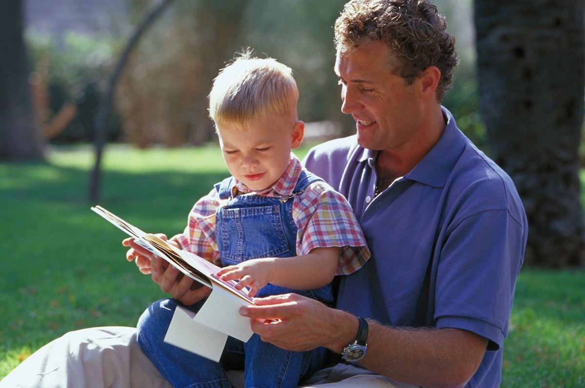 Помогла сыну читать. Детям о папе. Отцы и дети. Папа читает книгу детям. Папа учит ребенка.