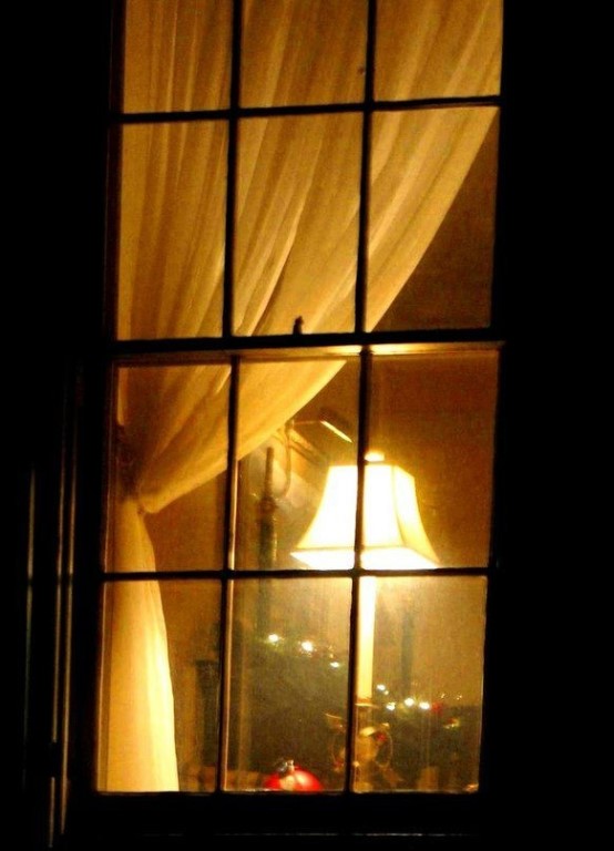 Подхожу к окну и вечер. Светящиеся окна. Свет из окна. Свет в окне. У окна.