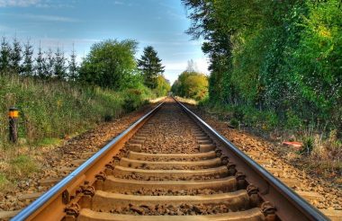 А поезд мчит