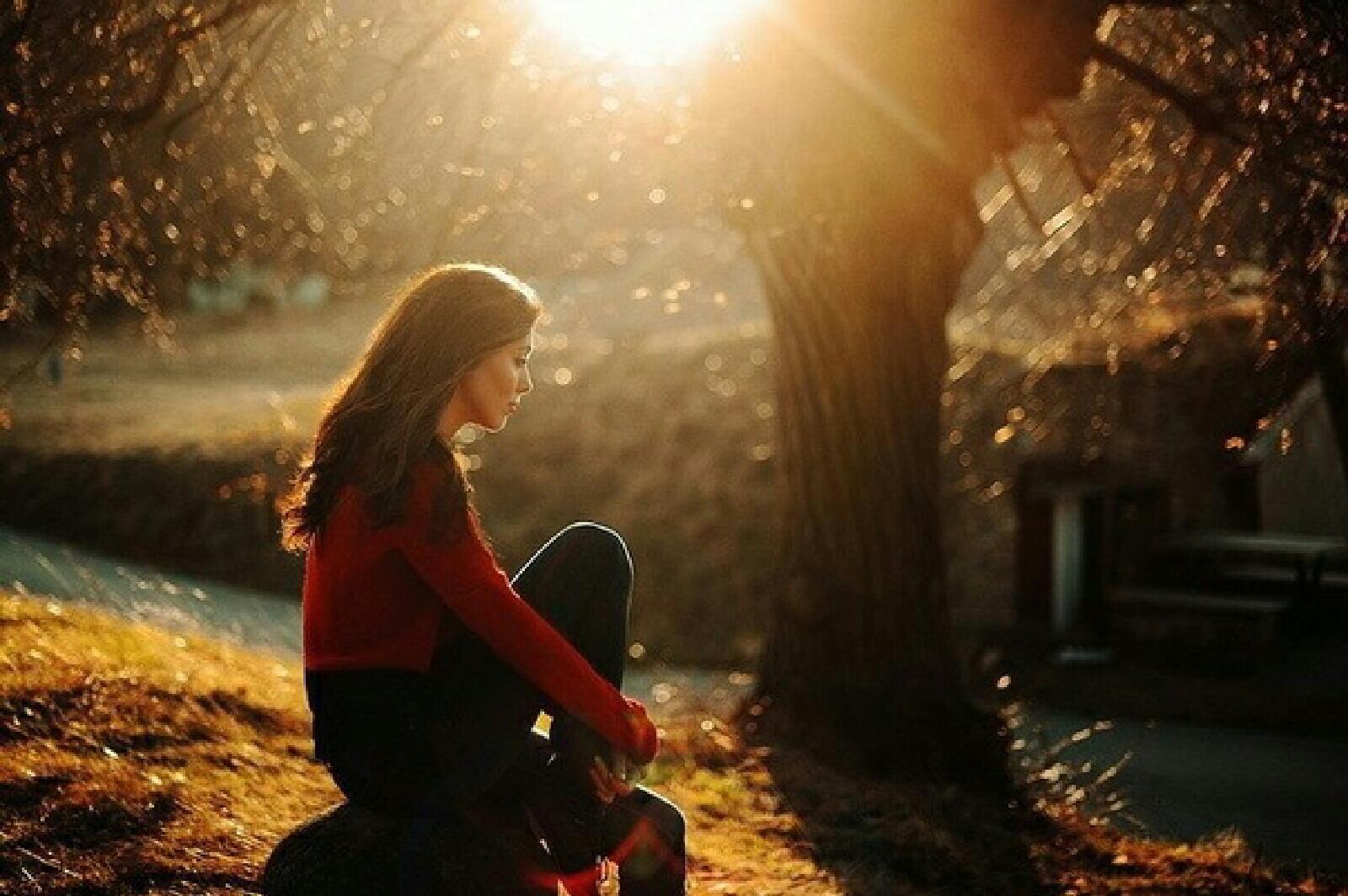 Любить размышление. Осень одиночество. Осенние раздумья. Осень одиночество девушка. Раздумья на природе.