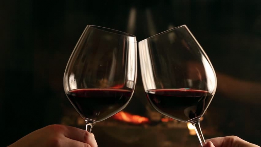 Песня красным вином наполняет бокал она. Два бокала вина. Бокал с вином. Два бокала с вином. Бокалы вина чокаются.