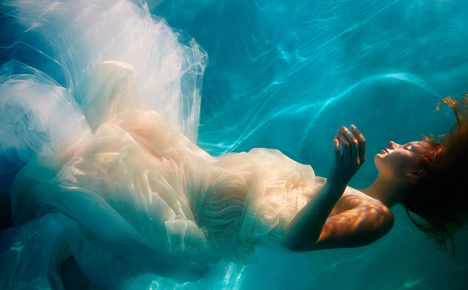 Девушка в воде 18. Девушка под водой. Фотосессия под водой. Девушка тонет в воде. Фотосессия в воде.