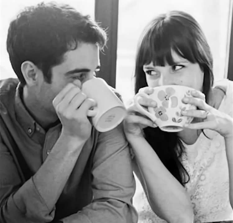 Двое пили зеленый. Влюбленные пьют чай. Пара пьет кофе. Пьем вдвоем. Пить чай вдвоем.