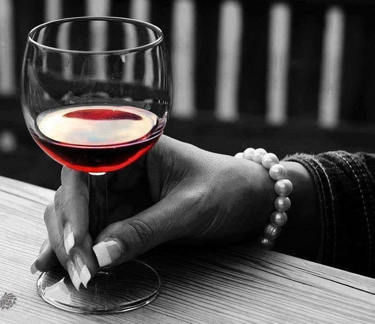 Вечером хочется пить. Рука с бокалом. Девушка с бокалом красного вина. Бокал вина. Бокал вина в руке.