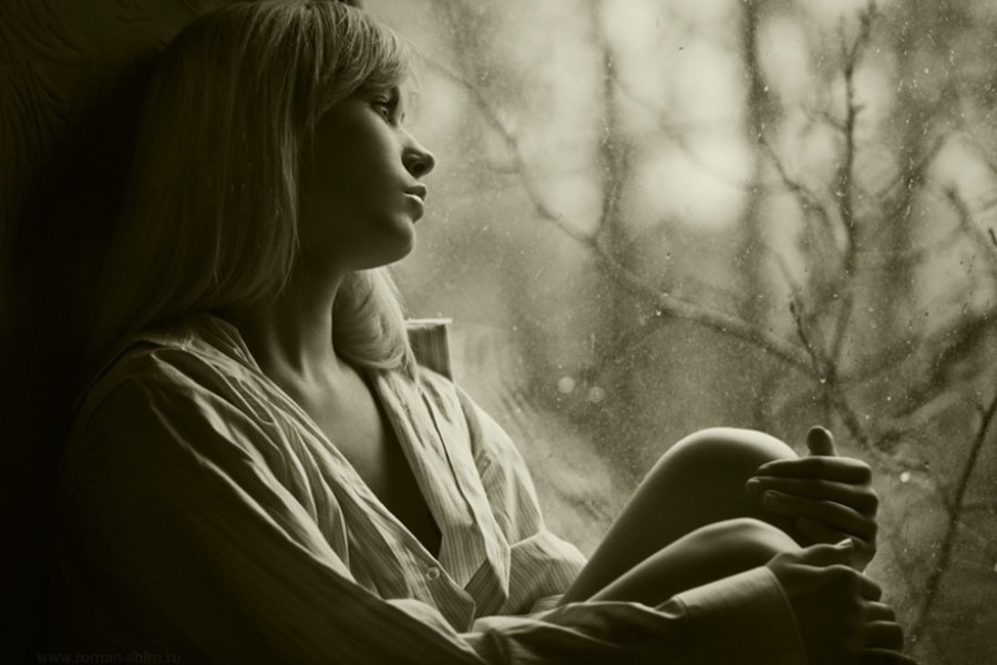 За окном фонарь горит