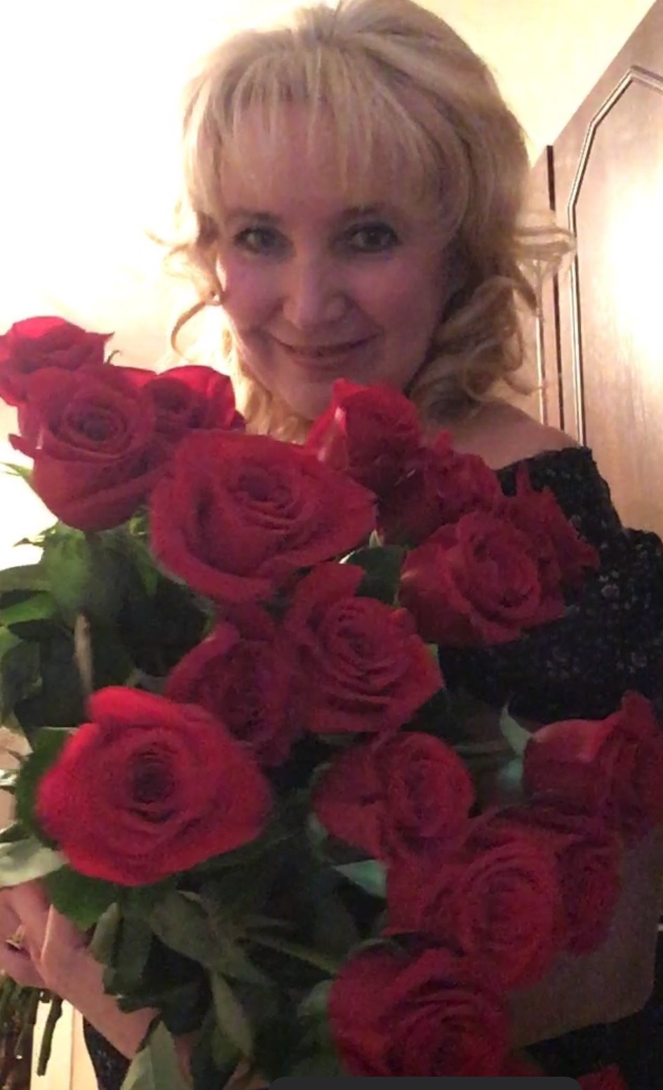 Ты и светлых роз букет. Посвящение С. Т. 10960