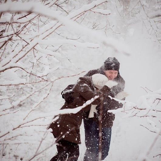 Снег падал пушистыми хлопьями приятно касался лица. Парень зимой в снегу. Прогулка по снегу. Прогулка снег. Парень и девушка в снегу.