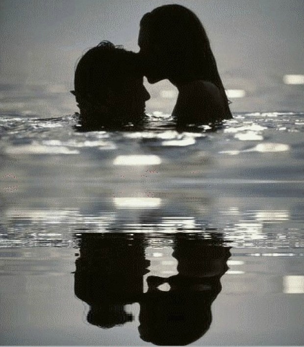 Пары купаются. Объятия в воде. Поцелуй в воде. Обнимаются в воде. Поцелуй в воде ночью.