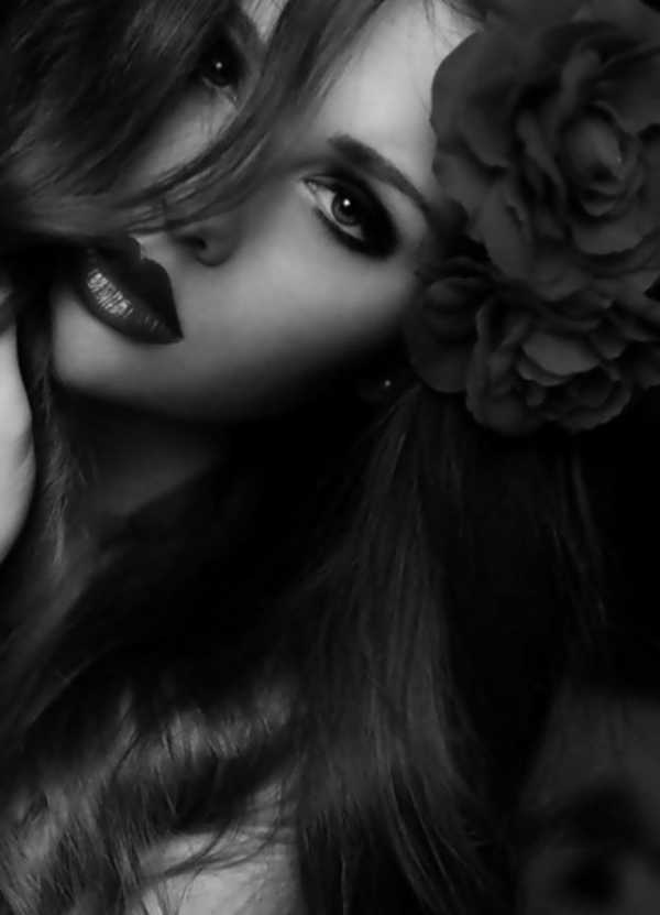 Морозная ночь леденеет устало