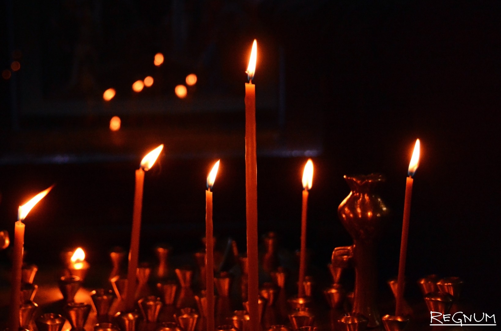 Свеча в честь погибших. Свеча скорби. Свеча памяти. Поминальная свеча. Свеча траур.