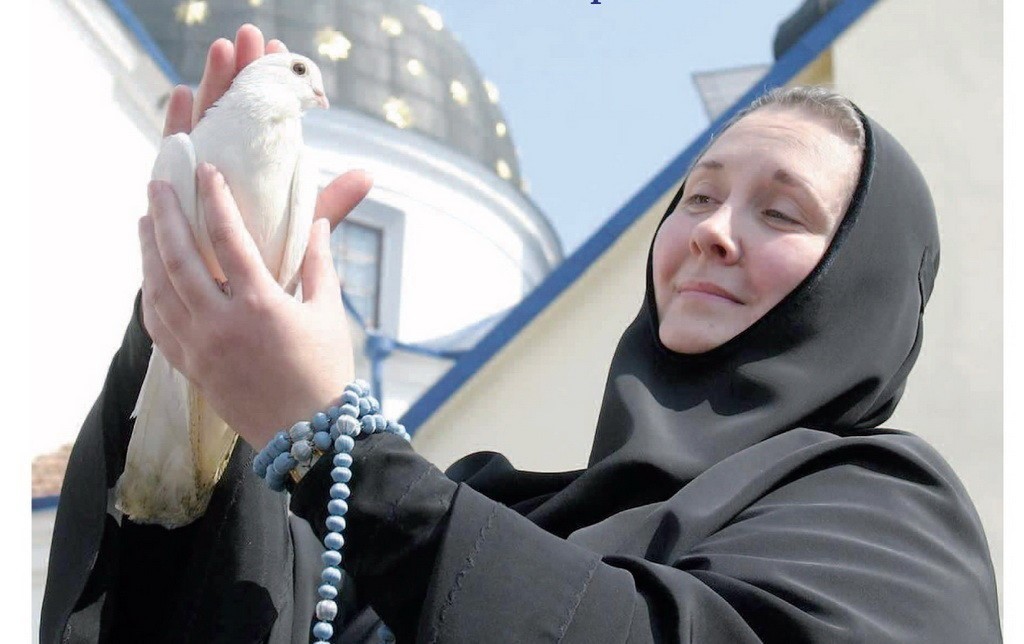 Монахиня в храме