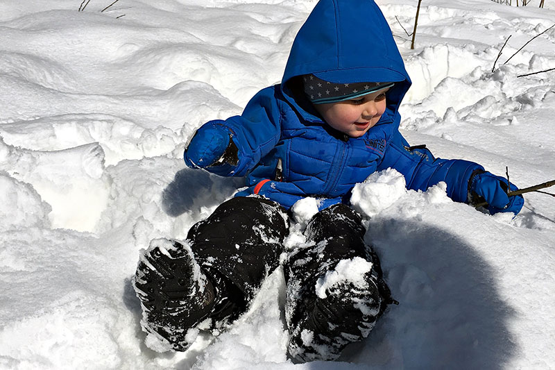 Говорящие сугробы. Мальчик ест снег. Ребенок ест снег. Кушать снег. Дети едят снег картинки.