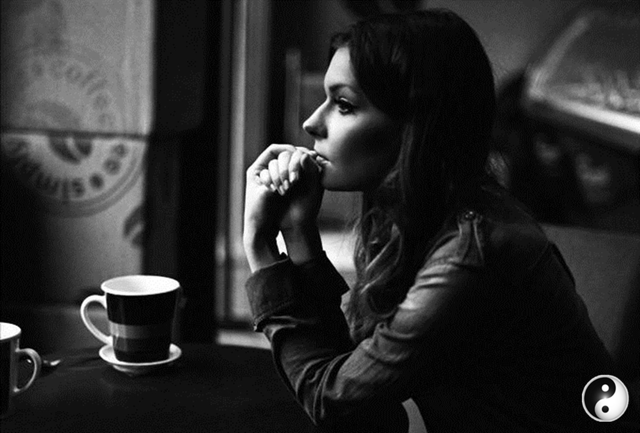 Песня недопитый бокал грусть не в силах. Задумчивая девушка. Девушка с чашкой кофе. Девушка в кофейне. Девушка пьет кофе.