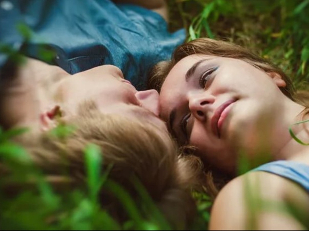 пара с венками. девушка под ивой у реки. любовь в кустах. пара лежит на траве. любовь в кустах.