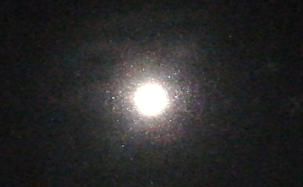 Луна разбрасывала искры..