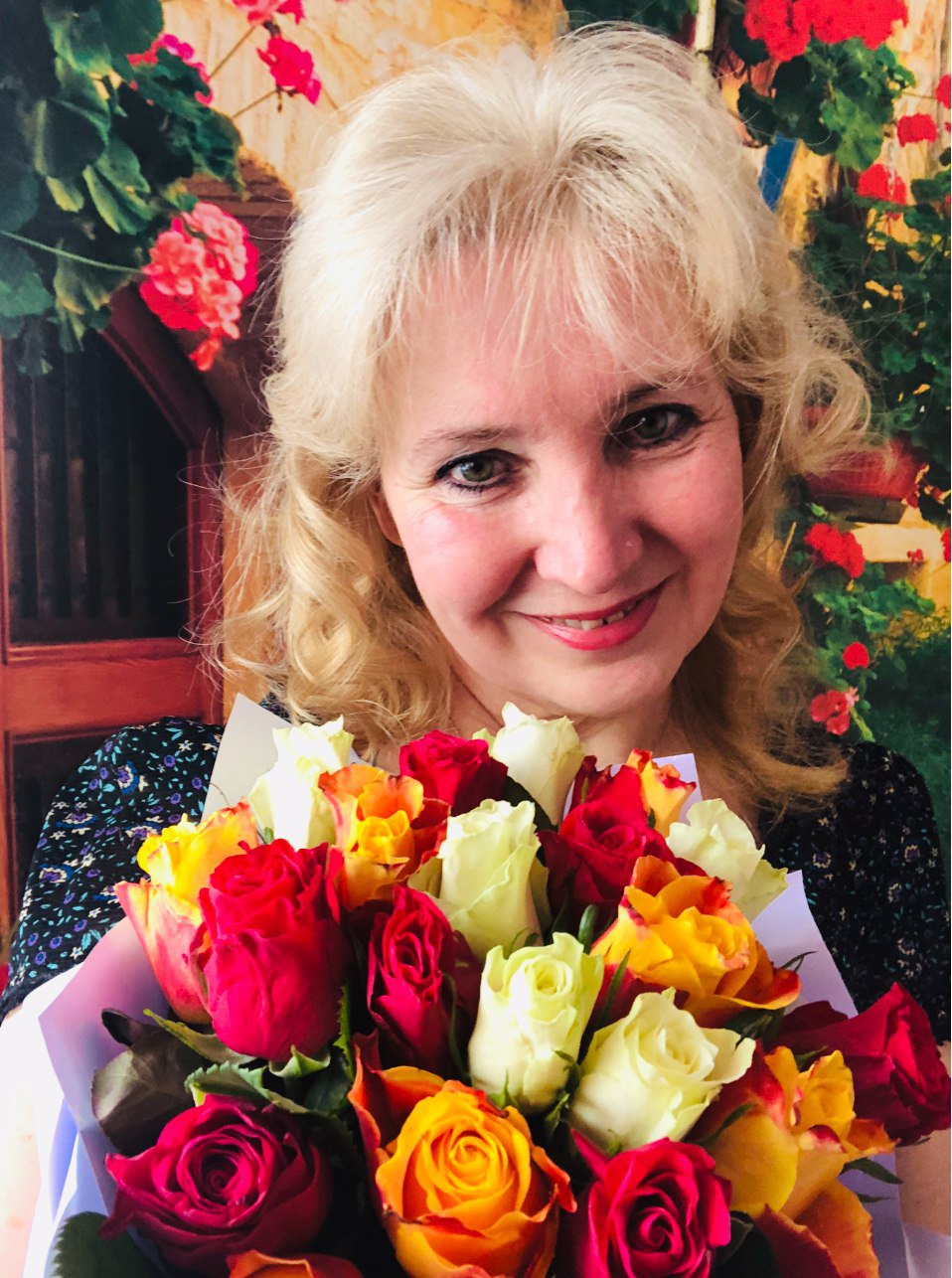 Ты с прекрасными цветами. Посвящение С. Т. 11235