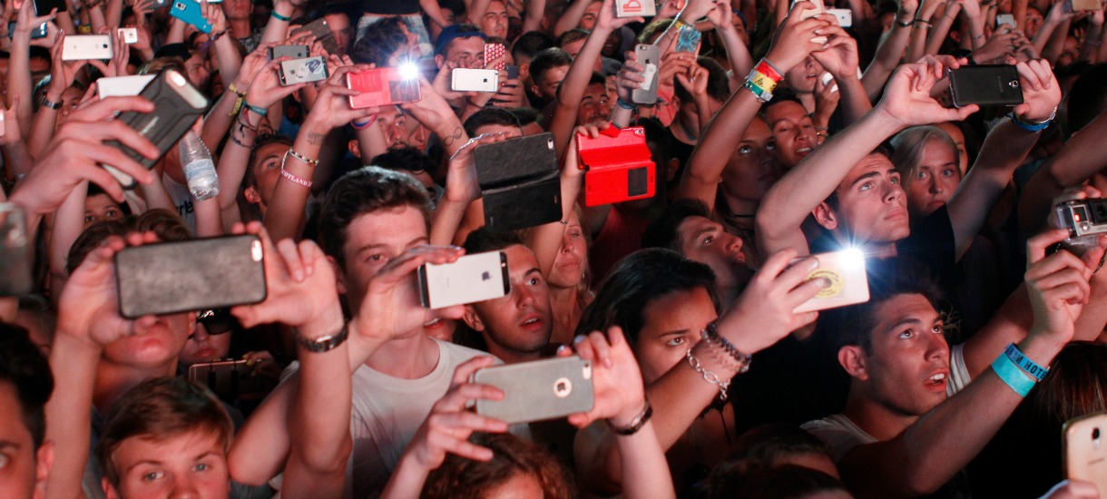 Не снимай вертикально. Толпа людей фоткают. Толпа людей в телефонах. Много людей с мобильниками. Много людей со смартфонами.