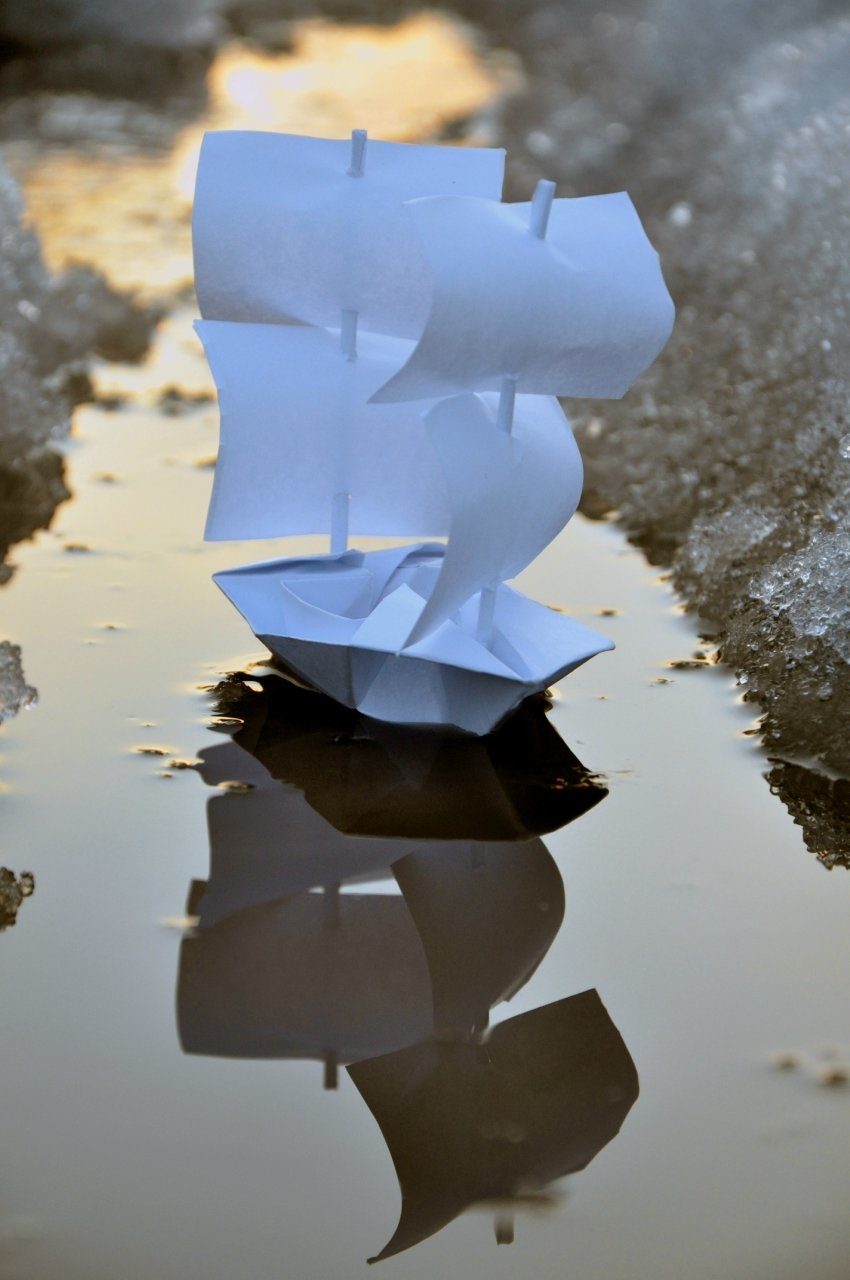 Кораблик из бумаги я по ручью