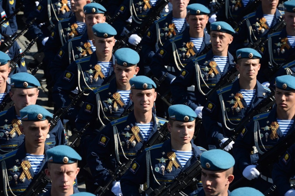 Голубые десантники. ВДВ спецназ ВДВ - голубые береты. Десант ВДВ голубые береты. ВДВ на параде. Десантники на параде Победы.