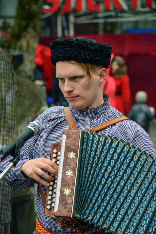 Гармонист фото. Хугаев гармонист. Гармонист фото. Деревенский баянист. Русский гармонист.