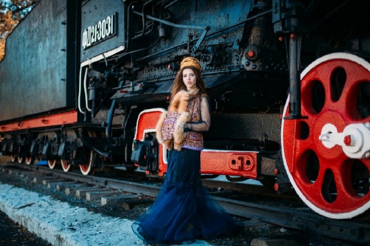локомотив машина. фотосессия девушки и паровоз. жена паровоза. памятник 1 паровоза в магнитогорске. бологое паровоз экскурсия.