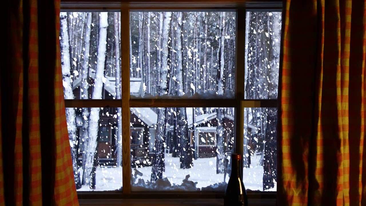 Стучит подоконник. Окно зимой. Зимнее окно. Снег за окном. Зимний вид из окна.