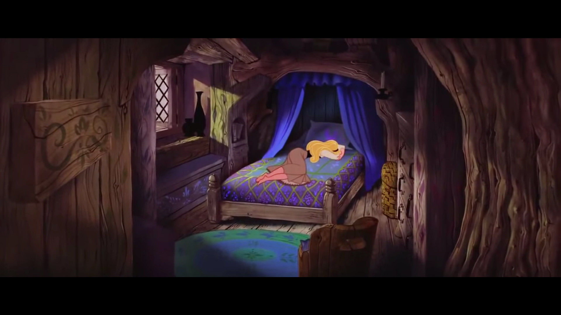 Входит в спящую комнату. Комната спящей красавицы. Спальня спящей красавицы.