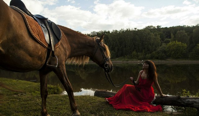 Негритянку конем. Девушка с лошадью. Фотосессия с лошадьми. Фотосессия с лошадью в поле. Фотосессия на реке с лошадью.