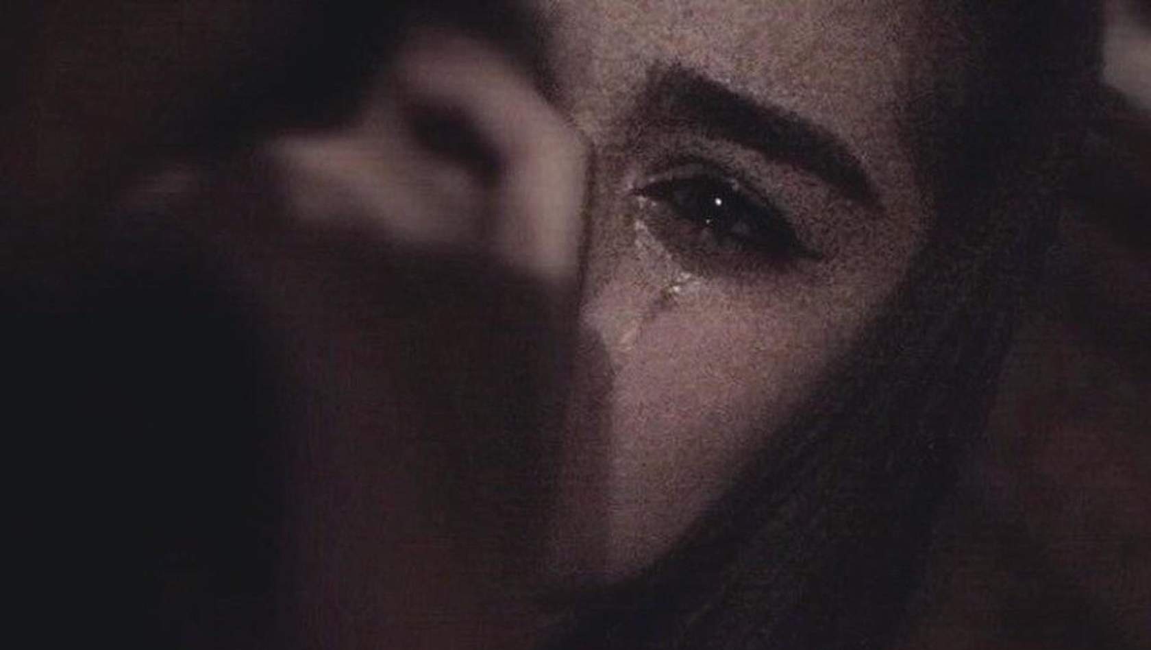 Naya не плачу. Девушка плачет. Плачущая девушка ночью. Девочка плачет ночами. Девушка плачет в темноте.