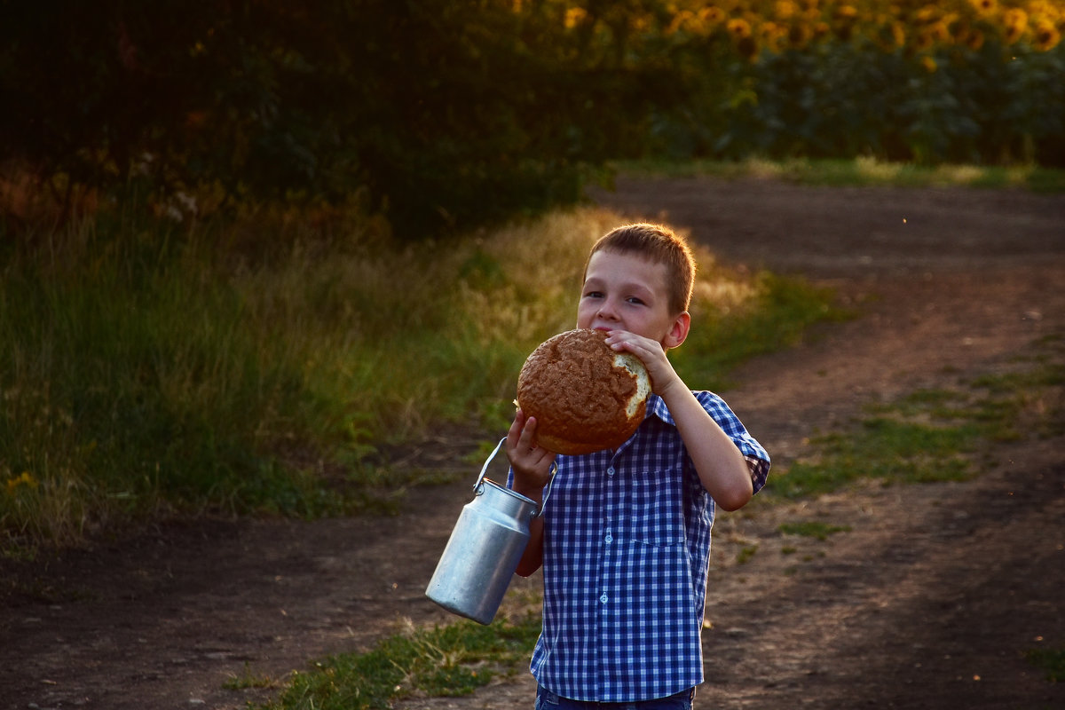 Кидать хлеб. Деревенский мальчик. Хлеб для детей. Мальчик с хлебом. Мальчик с булочкой.